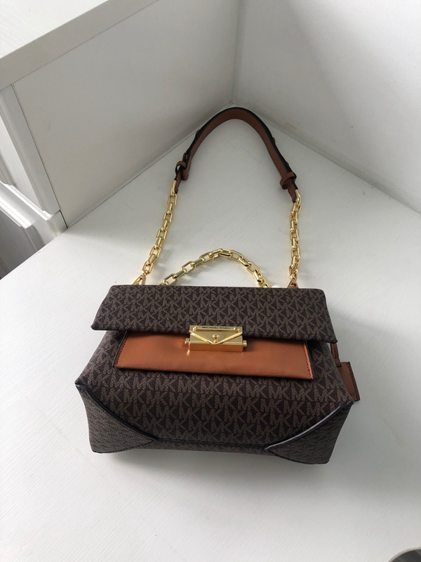 マイケルコースバッグ着用イメージ